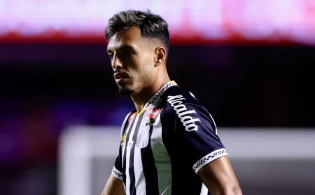 Gabriel Menino em lance polêmico com Tapia: confusão em São Paulo x Santos
