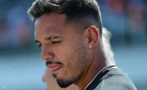 Gabriel Menino joga contra o Palmeiras? Santos relaciona volante, mas reencontro depende de questões burocráticas.