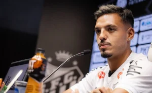 Gabriel Menino reforça o Santos e se mostra versátil no meio-campo