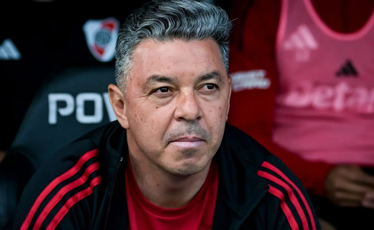 Gallardo interfere em negociação e busca Viña no Flamengo para o River Plate