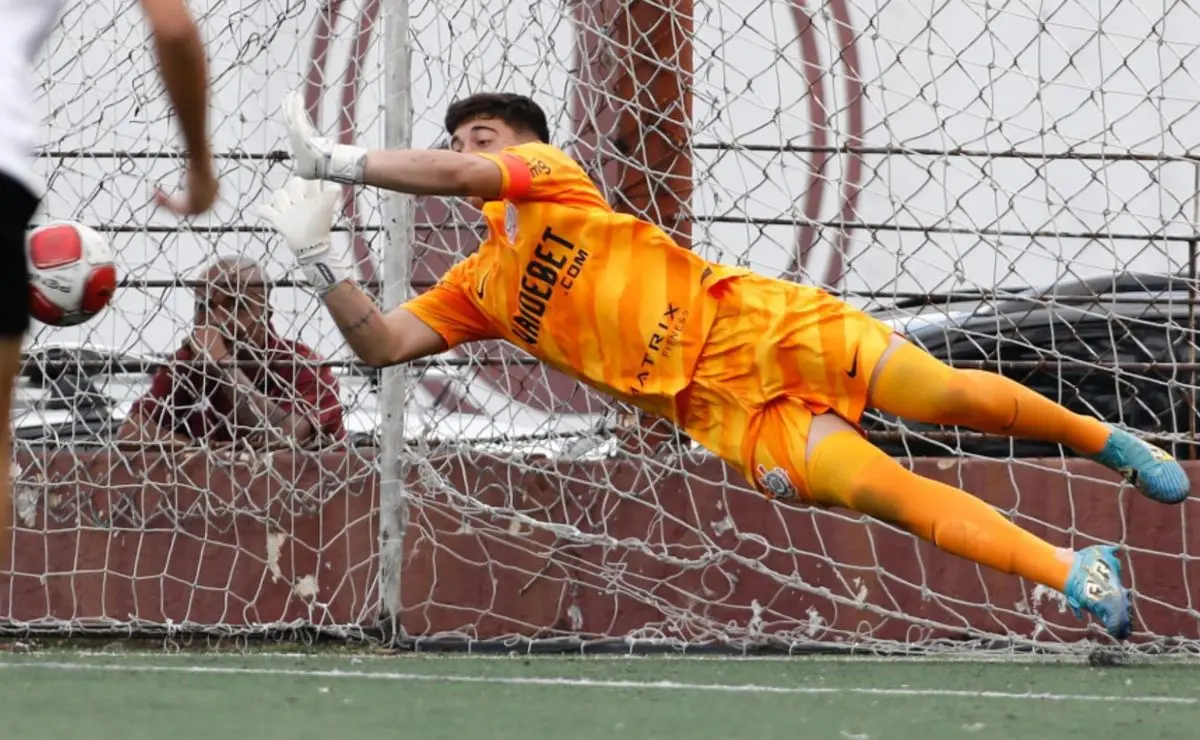 Goleiro Arthur Borghi deixa o Corinthians e acerta com clube italiano
