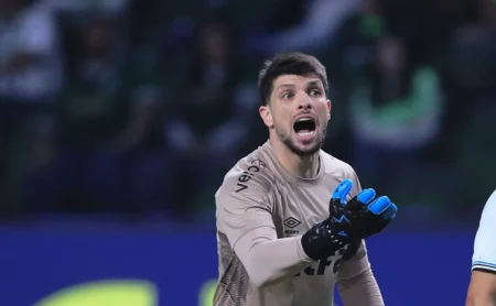 Grêmio: Volpi, Jemerson e Carballo entre os 16 jogadores dispensados em reformulação do elenco