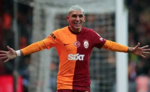 Grêmio avalia contratação de Lucas Torreira, do Galatasaray, com condições para o negócio.