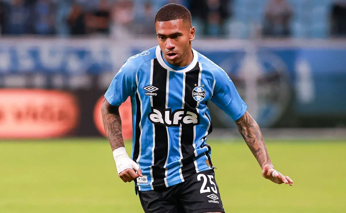 Grêmio busca Lucas Esteves após ausência em reapresentação do elenco Grêmio busca Lucas Esteves após ausência em reapresentação do elenco