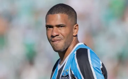 Grêmio define saída de Lucas Esteves e planeja empréstimo até 2026