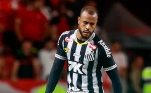 Grêmio demonstra interesse em Mayke, do Santos, com aval de Luís Castro e estuda proposta para o lateral.