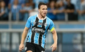 Grêmio prioriza renovação de contrato com Arthur e age nos bastidores.