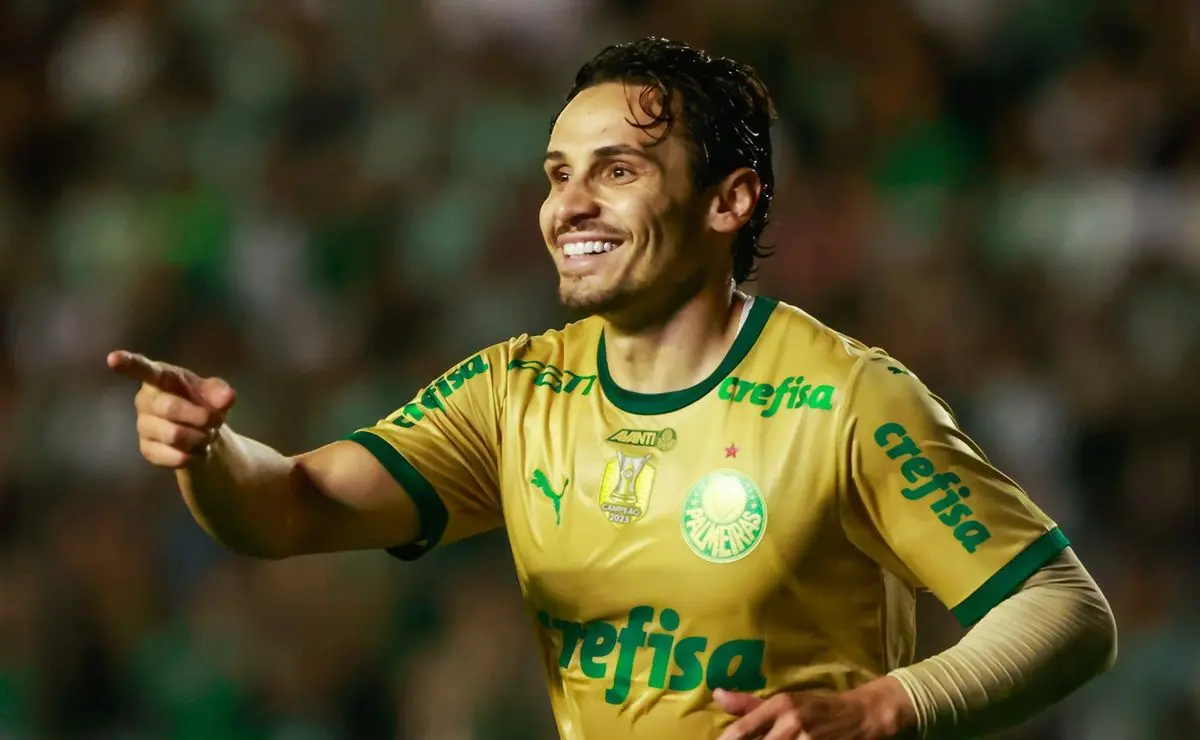 Grêmio se dispõe a pagar R$ 44 milhões por Raphael Veiga, mas Palmeiras exige mais pela venda.
