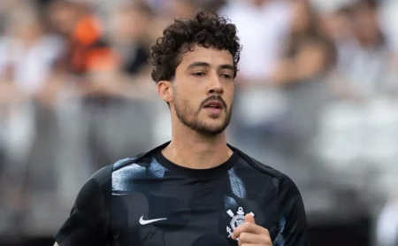 Gustavo Henrique questiona falta que gerou empate e ironiza arbitragem no clássico: "Foi minha mesmo"