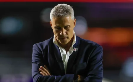 Hernán Crespo em crise: demissão é discutida após derrota para a Portuguesa