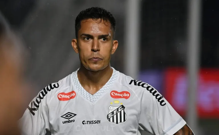 Igor Vinícius é advertido com cartão amarelo em lance sobre Andreas Pereira; torcida reage Igor Vinícius é advertido com cartão amarelo em lance sobre Andreas Pereira; torcida reage