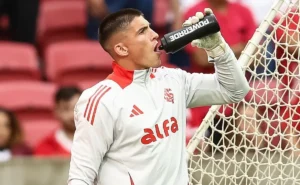 Internacional alerta sobre situação de Rochet e possível perda do goleiro sem compensação financeira Internacional alerta sobre situação de Rochet e possível perda do goleiro sem compensação financeira