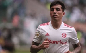 Internacional busca a volta de Renzo Saravia após dispensa no Atlético-MG