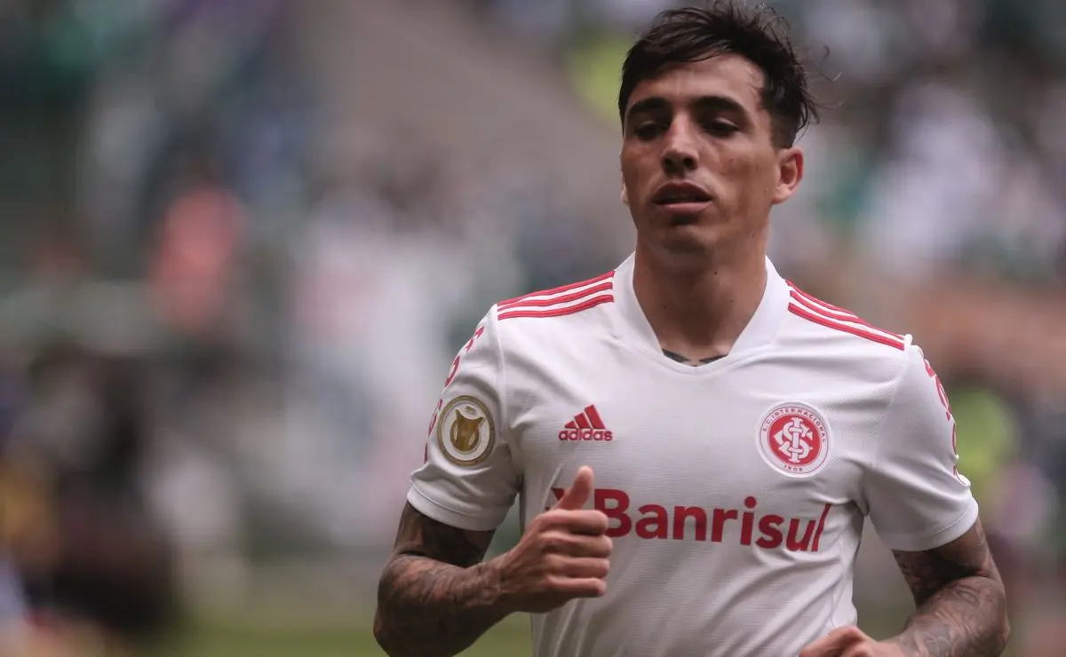 Internacional busca a volta de Renzo Saravia após dispensa no Atlético-MG