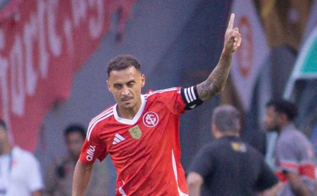 Internacional derrota Inter de Santa Maria por 2 a 0 e amplia liderança