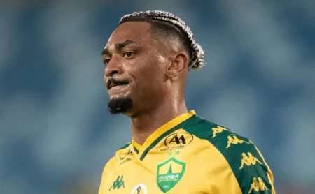 Internacional enfrenta concorrência na disputa por Derik Lacerda, e Vitória demonstra interesse no atacante