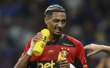 Internacional enfrenta impasse financeiro e negociação por Derik Lacerda esfria.