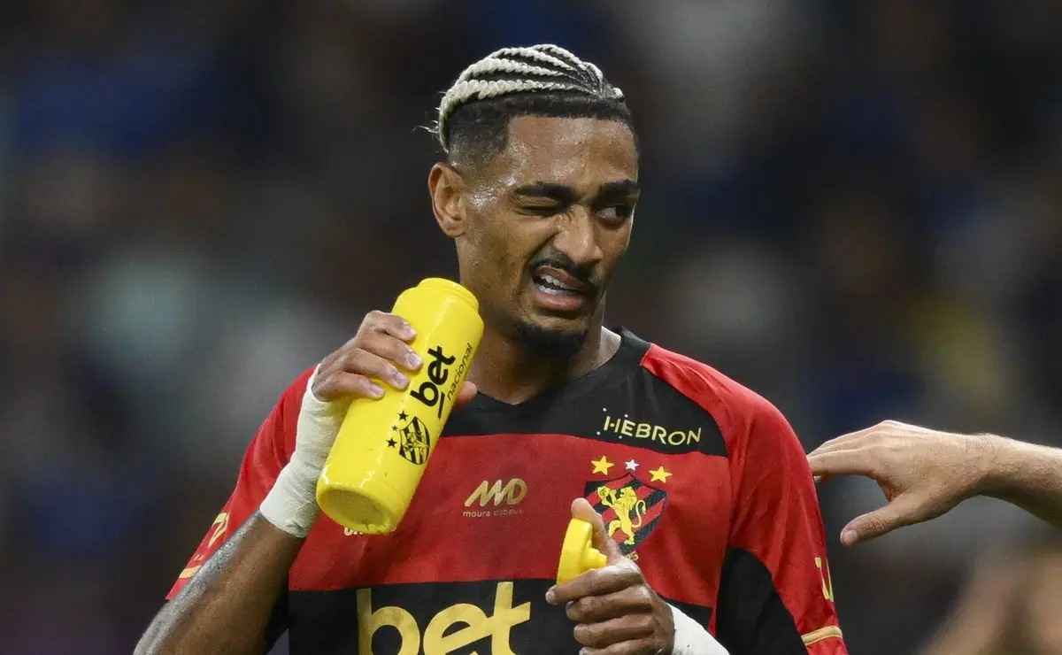 Internacional enfrenta impasse financeiro e negociação por Derik Lacerda esfria.