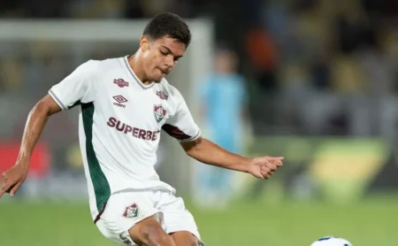 Júlio Fidelis se destaca no Fluminense e busca espaço na equipe em 2026