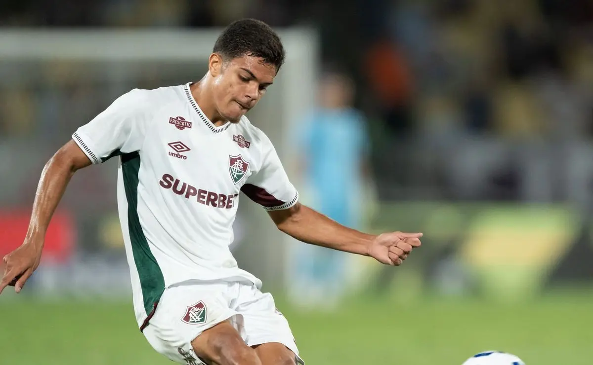 Júlio Fidelis se destaca no Fluminense e busca espaço na equipe em 2026