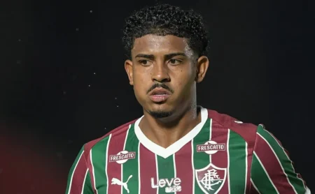 John Kennedy comenta relação com Zubeldía após vitória do Fluminense no Brasileiro: “É importante ter uma cabeça diferente”