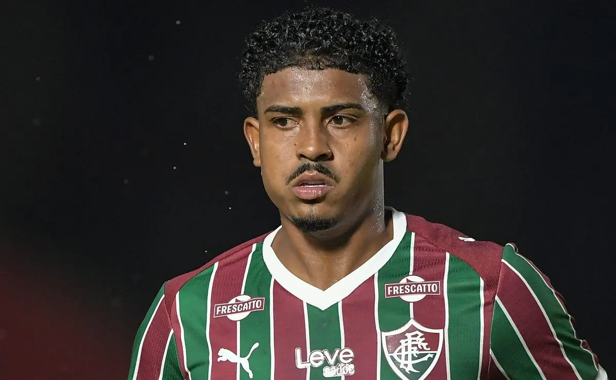 John Kennedy comenta relação com Zubeldía após vitória do Fluminense no Brasileiro: “É importante ter uma cabeça diferente”