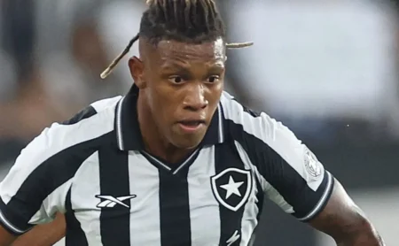 John Textor dificulta saída de Danilo e Botafogo se mantém firme contra investida do Palmeiras