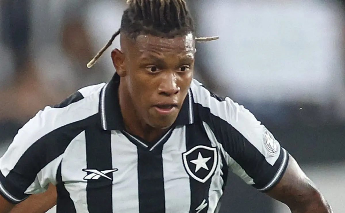 John Textor dificulta saída de Danilo e Botafogo se mantém firme contra investida do Palmeiras