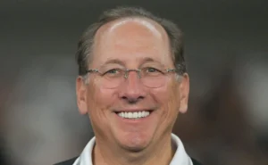 John Textor explica saídas de jogadores do Botafogo e afirma: “Não é escravidão”