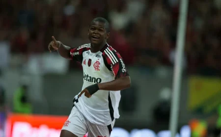 Jovens do Ninho buscam espaço no time profissional do Flamengo no Carioca