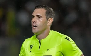 Lance polêmico entre Adonis Frías e Gómez em Palmeiras x Santos não é punido com pênalti Lance polêmico entre Adonis Frías e Gómez em Palmeiras x Santos não é punido com pênalti