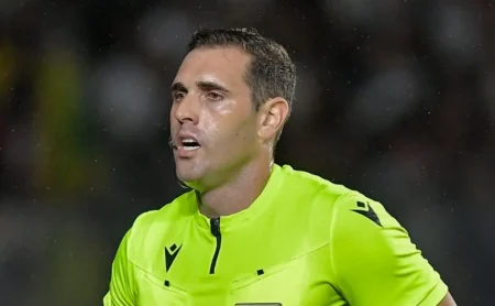 Lance polêmico entre Adonis Frías e Gómez em Palmeiras x Santos não é punido com pênalti