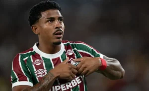 Lesão grave de John Kennedy é descartada e retorno acende alerta no Fluminense
