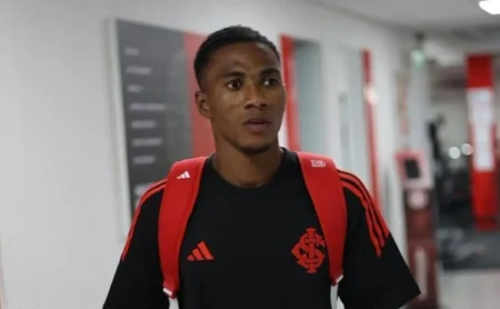 Lesão na coxa preocupa e pode afastar Benjamin Arhin do GreNal