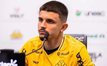 Léo Mana deixa o Criciúma e o Corinthians busca novo clube para o lateral em julho