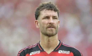 Léo Pereira recebe propostas de Cruz Azul e West Ham, mas Flamengo decide retê-lo. Léo Pereira recebe propostas de Cruz Azul e West Ham, mas Flamengo decide retê-lo.