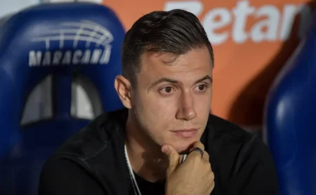 Lucas Piton intensifica recuperação nas férias e mira retorno aos gramados