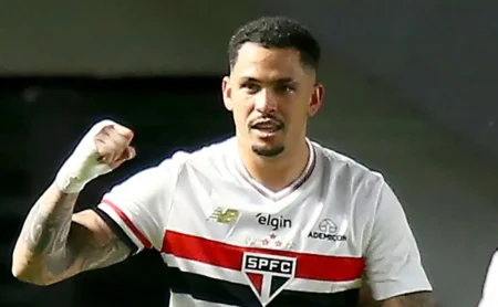 Luciano marca gol salvador e acalma torcida do São Paulo em crise