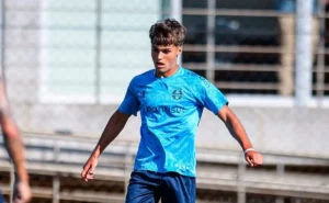 Luís Castro aprova e Grêmio encaminha renovação de contrato com Tiaguinho.