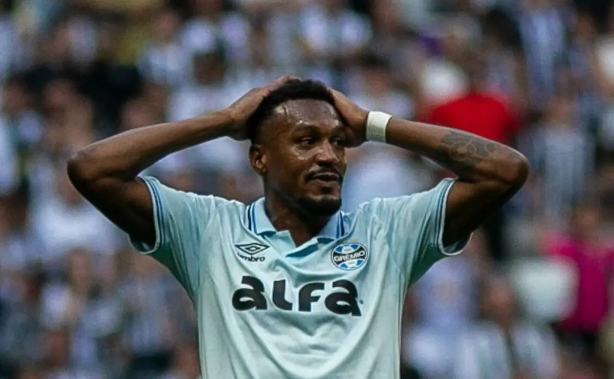 Luís Castro define futuro de Edenílson e o encoraja em conversa