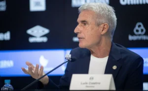 Luís Castro explica polêmica sobre alterações de nomes de jogadores do Grêmio após vitória