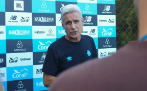 Luís Castro reconhece importância do Gre-Nal e projeta duelo contra o Inter no Beira-Rio