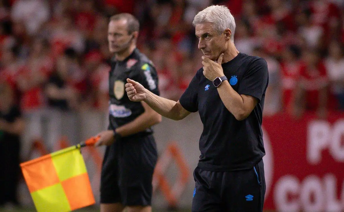 Luís Castro se desculpa após usar expressão com conotação racista em clássico