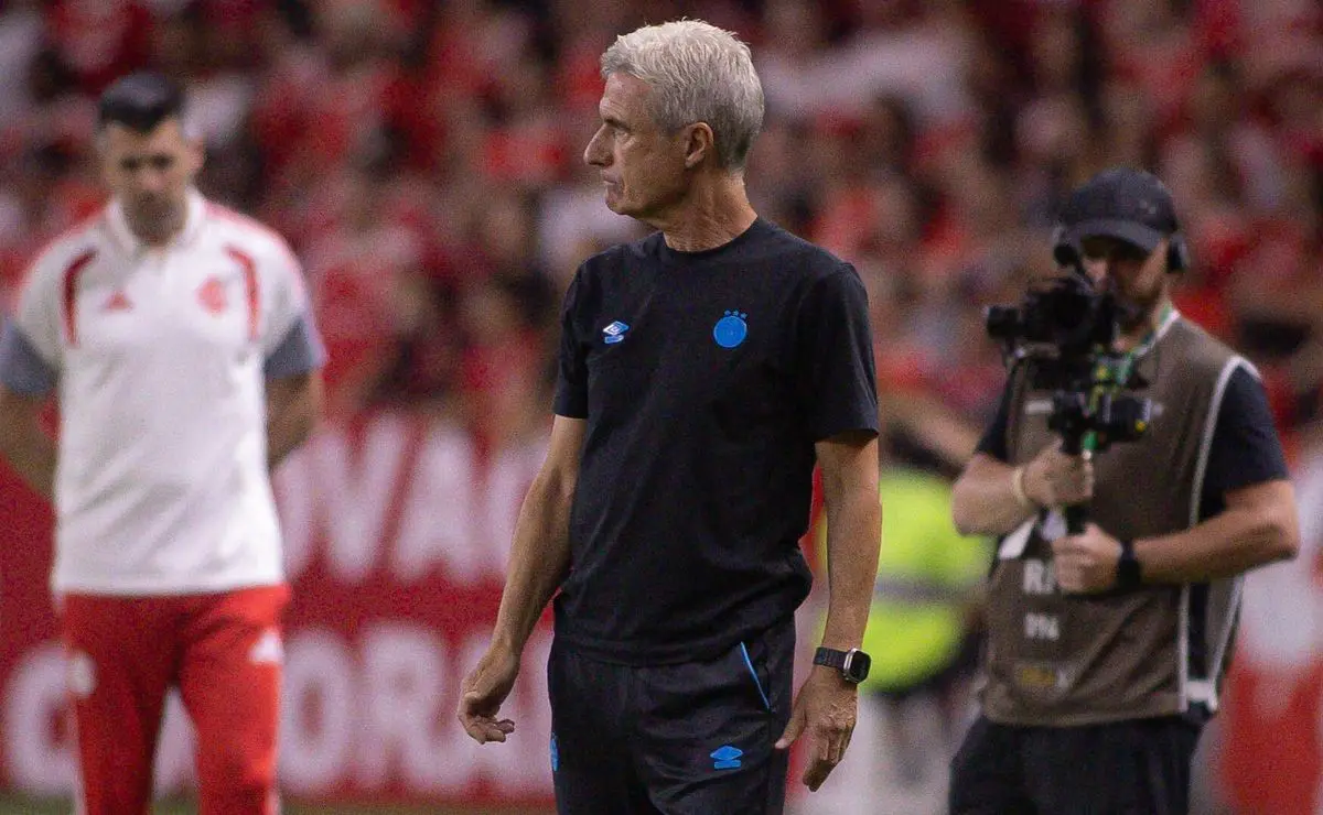 Luís Castro vê Grêmio ceder no Gre-Nal após recuo e sofrer três gols em oito minutos