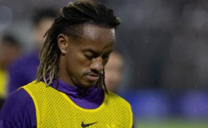 Marcação apática de Carrillo chama a atenção no gol do São Paulo contra o Corinthians