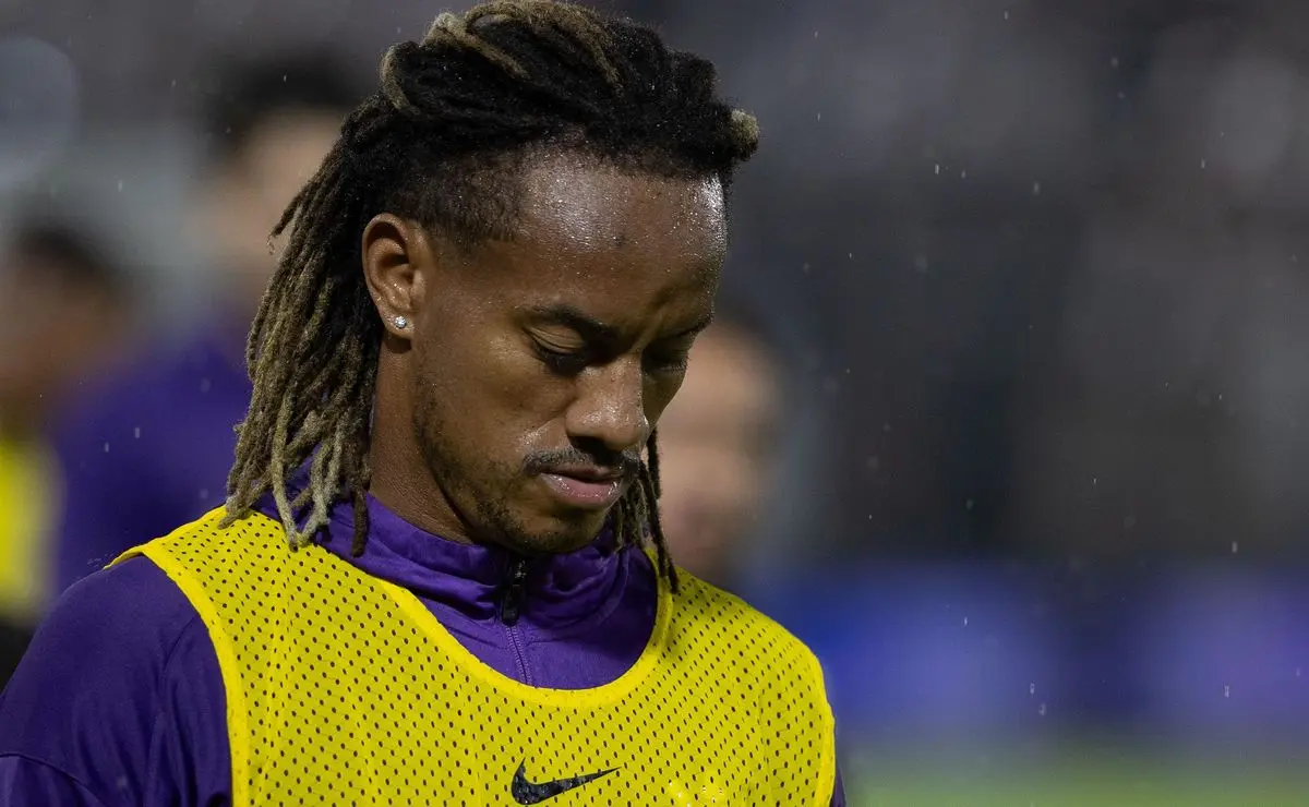 Marcação apática de Carrillo chama a atenção no gol do São Paulo contra o Corinthians