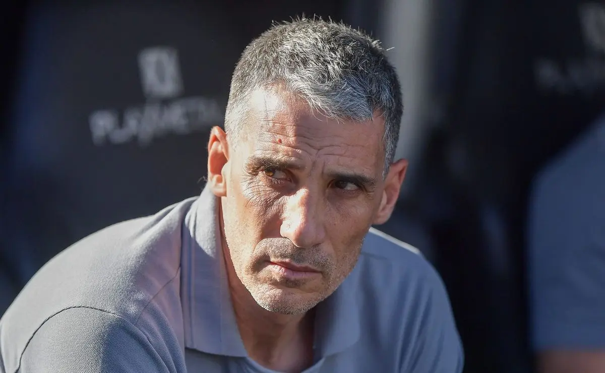 Marcelo Teixeira altera rota e garante chegadas de reforços no Santos no Vojvoda