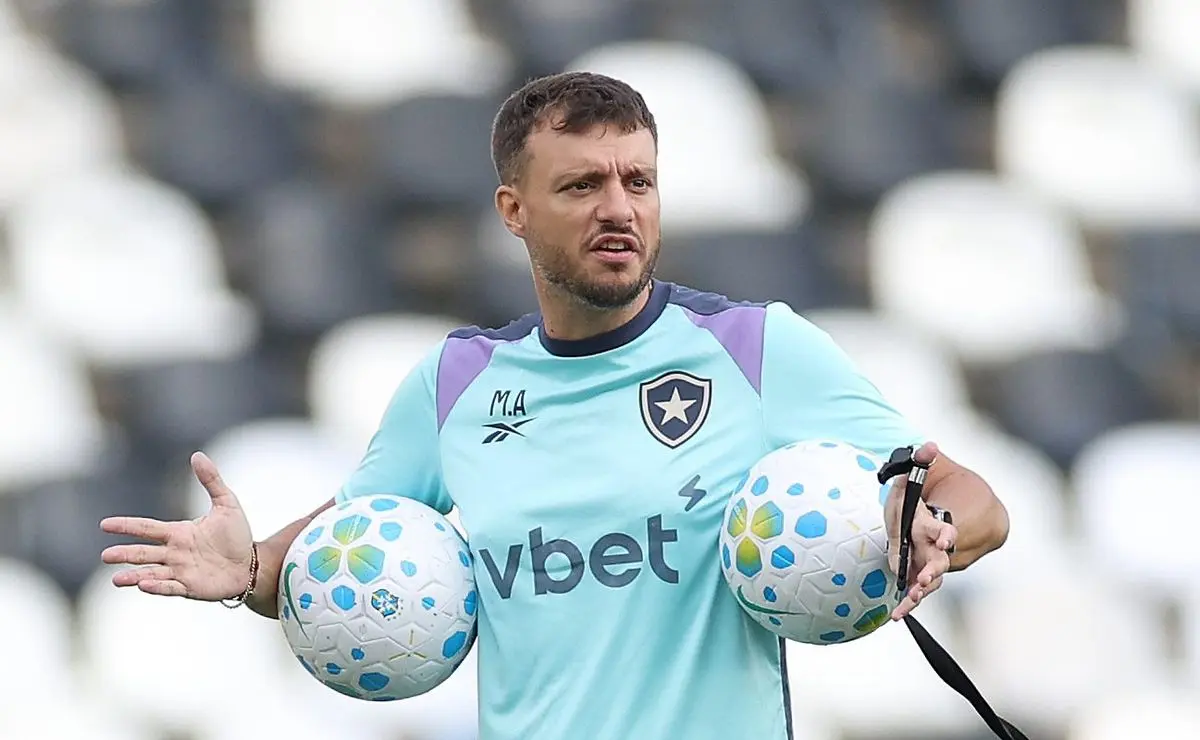 Martín Anselmi começa no Botafogo e sequência de jogos já gera comparação