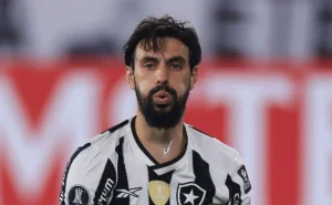 Mastriani lamenta falta de continuidade e ano difícil no Botafogo após retorno ao Athletico Mastriani lamenta falta de continuidade e ano difícil no Botafogo após retorno ao Athletico