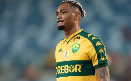 Negociação entre Derik Lacerda e Internacional enfrenta impasse por divergência com o Cuiabá